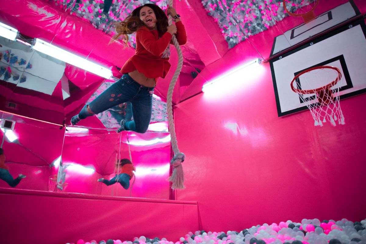 бассейн с мячиками смех