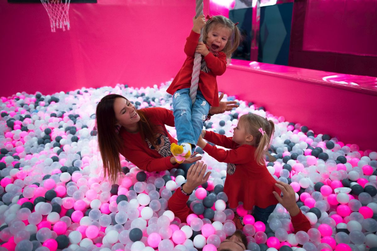 бассейн с мячиками развлечения